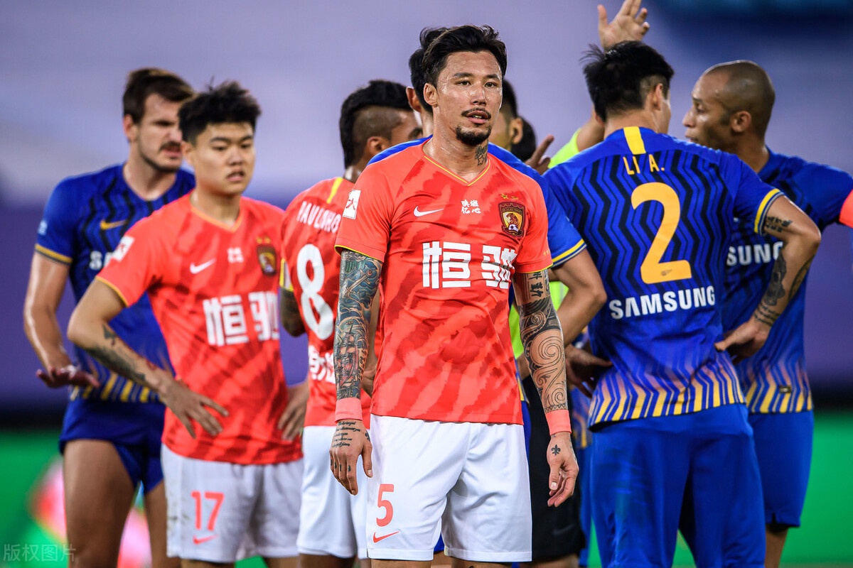 世俱杯参赛资格-苏宁客场2:0战胜鲁能，取得关键胜利